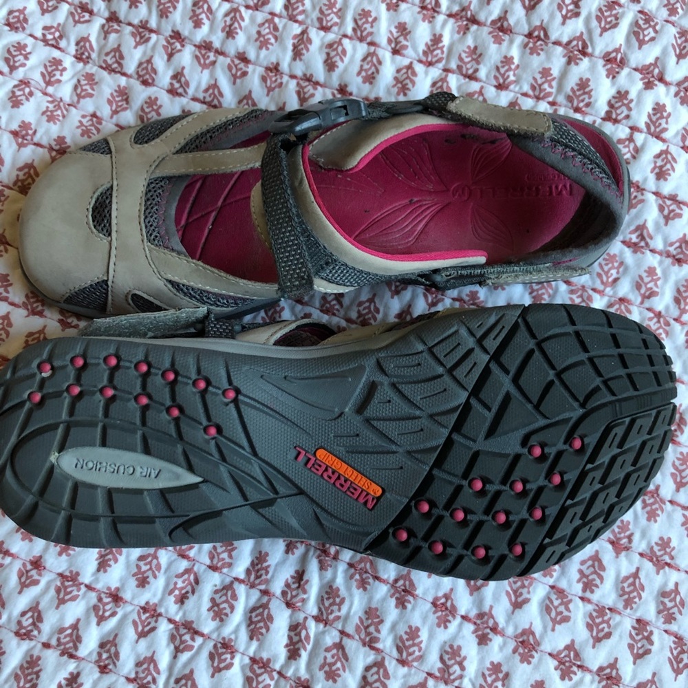 Merrill Women’s closed toe sandals